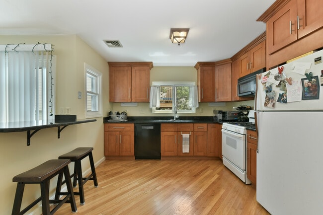 Building Photo - 335 W 4th St