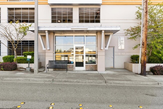 Building Photo - Beautiful 2 Bed 1.75 Bath Condo in Downtow...