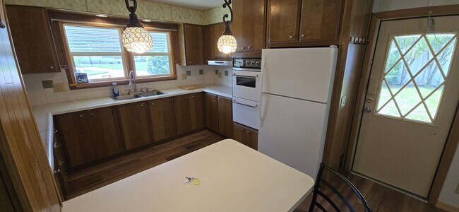 Foto del edificio - 2 bed 2 baths with carport