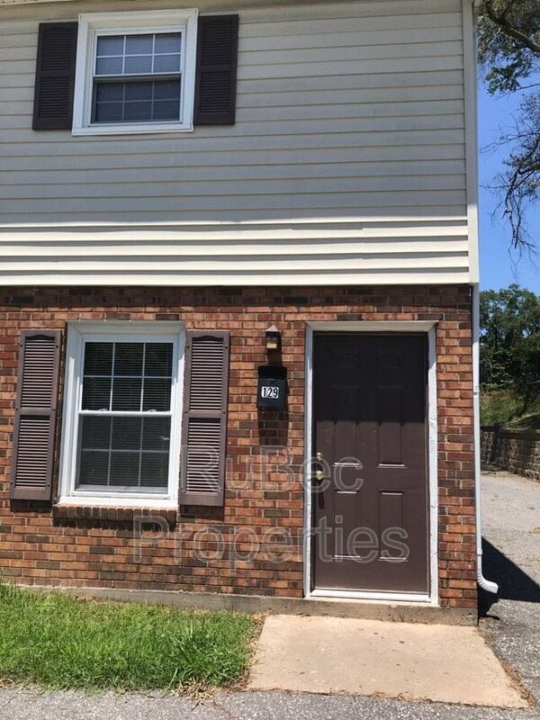 Building Photo - 129 E Maine Ave