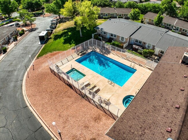 Building Photo - Springtree Condo