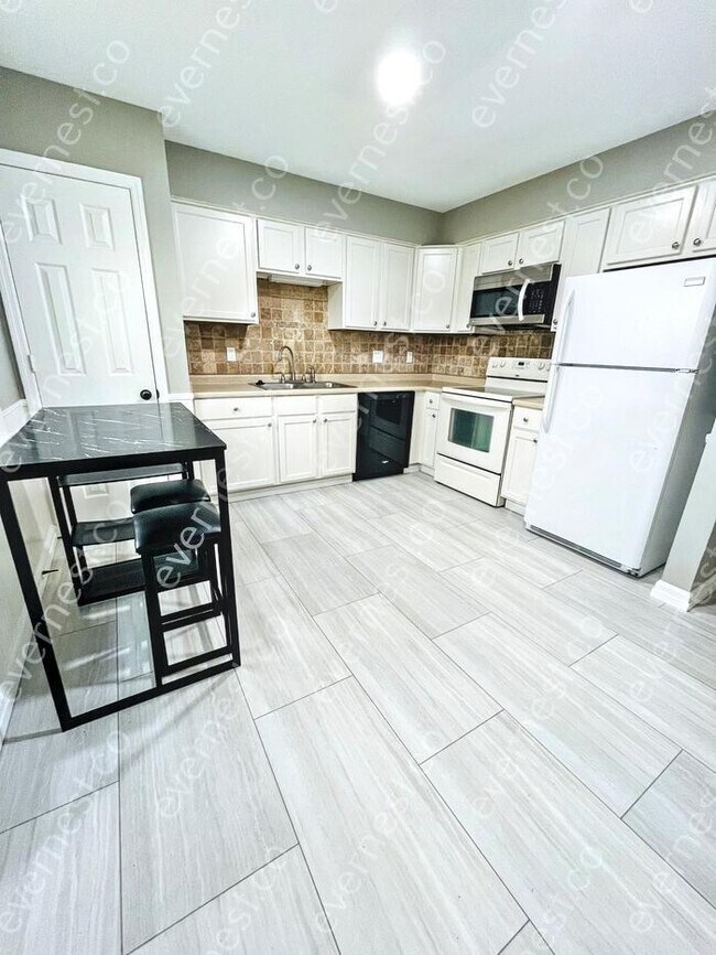 Foto del edificio - 719 Fox Ridge Dr