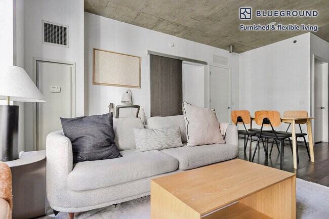 Foto del edificio - 215 W Lake St