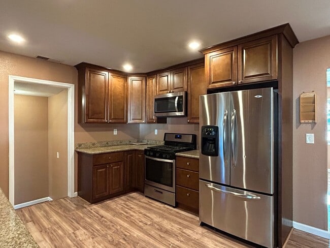 Foto del edificio - 1972 Fogg Ave