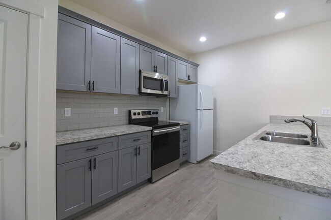 Building Photo - 3 Bedroom, 2.5 Bath + Flex Room Townhome in Kennewick