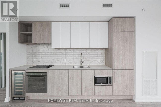 Building Photo - 2020-2020 Bathurst St