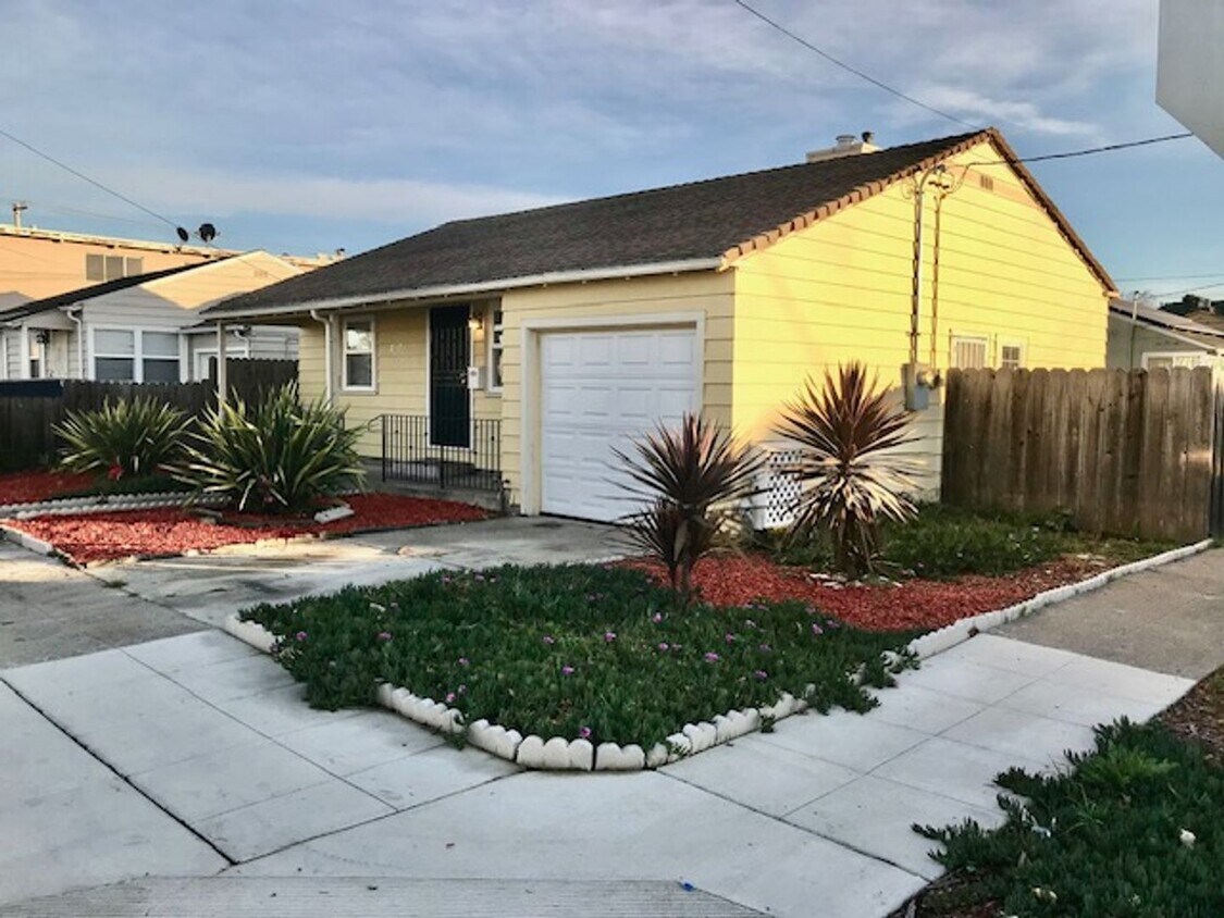 Primary Photo - 2 Bed 1 Bath House with Attached Garage in...