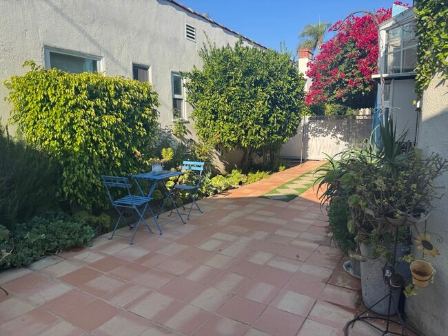 Building Photo - 1155 S La Jolla Ave