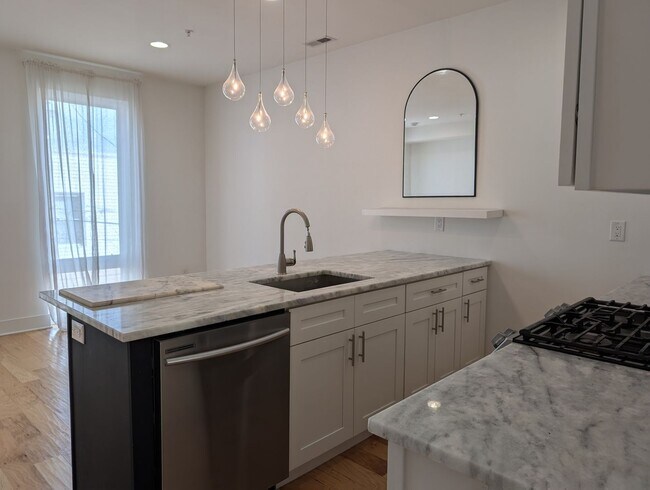 Building Photo - Port Richmond 4 Bedroom