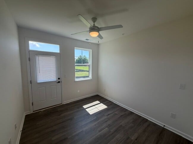 Foto del edificio - 2102 Emden Ln