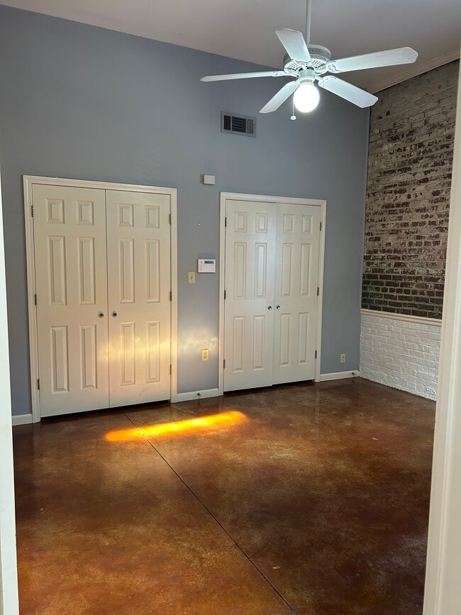 Dormitorio - 505 S Main St