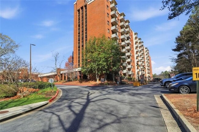 Building Photo - 300 Johnson Ferry Rd