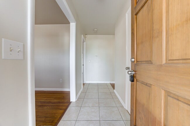 Photo - 5000 N Linn Ave House