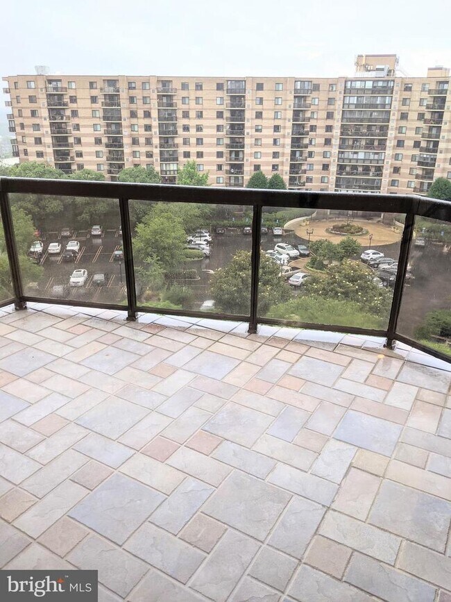 Foto del edificio - 8350 Greensboro Dr