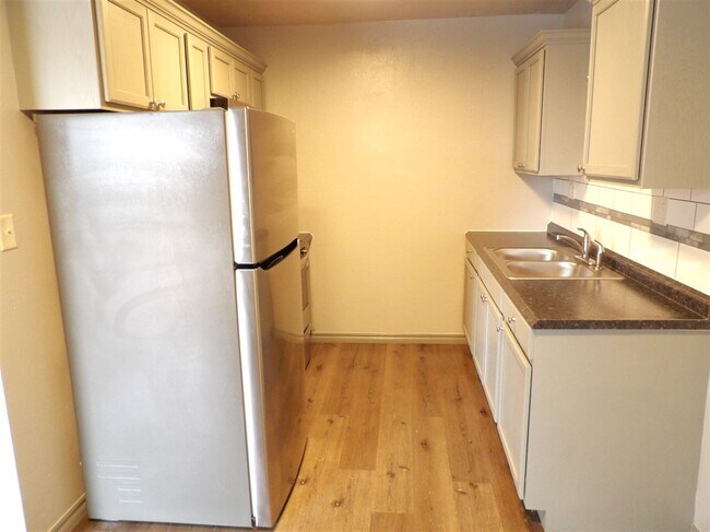 Building Photo - 505 Oak Ave