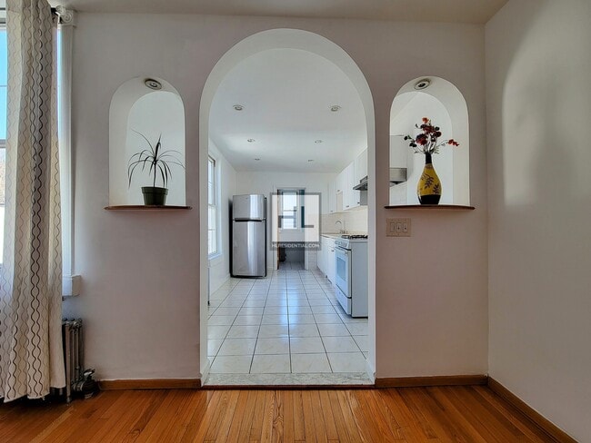 Building Photo - Sun-filled Spacious Sunnyside/Long Island ...