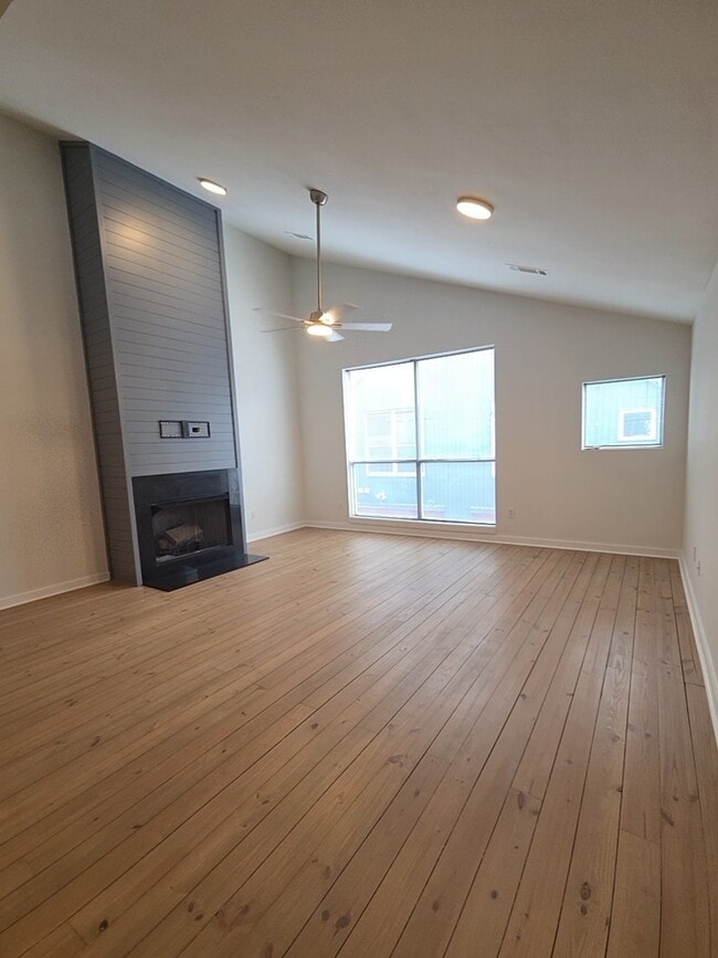 Building Photo - 920 Memorial Dr SE