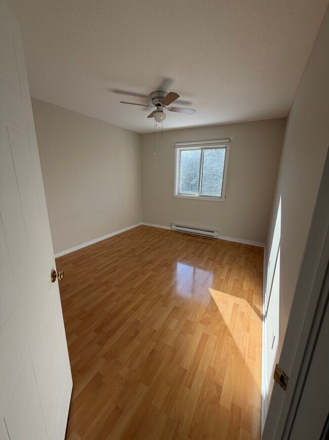 Photo du bâtiment - 2 chambres + 1 stationnement inclus - Rue de la Futaie, Gatineau