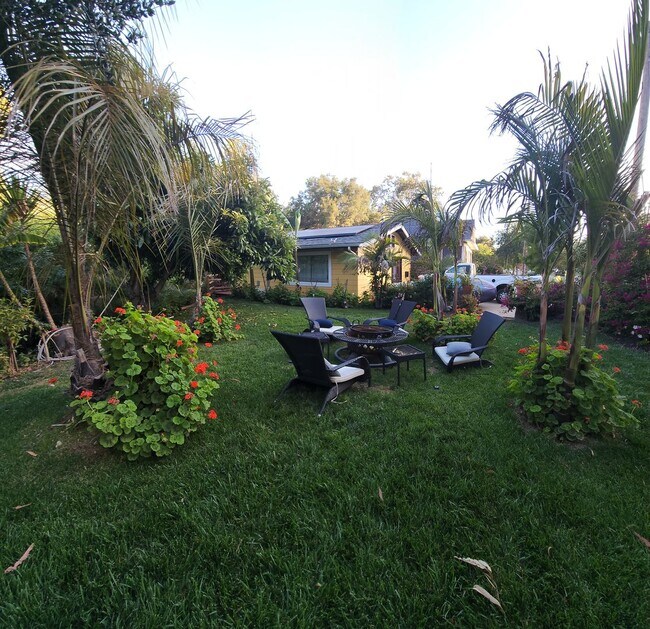 Foto del edificio - Free standing cozy creekside Downtown home