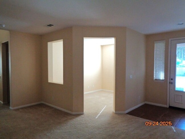 Foto del edificio - Spacious Quartz Hill 2 Story Home Offering 3663 sq. ft. and was Built in 2004