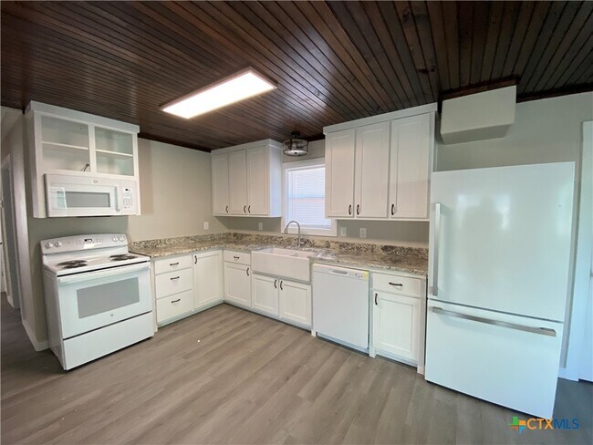 Building Photo - 702 E Stayton Ave