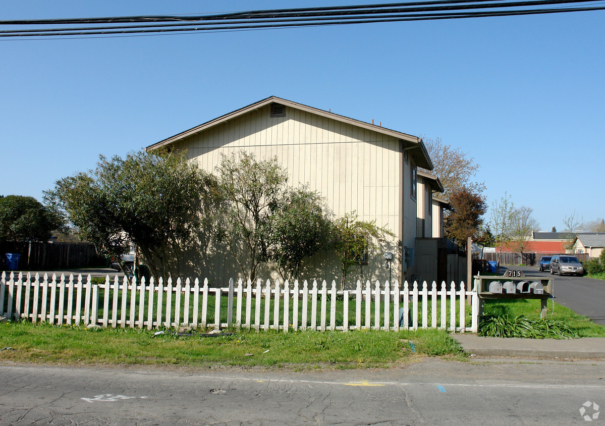 Building Photo - 681 Boyd St