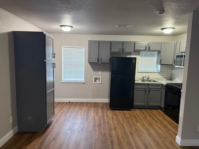 Foto del edificio - 4100 Wrangler Dr