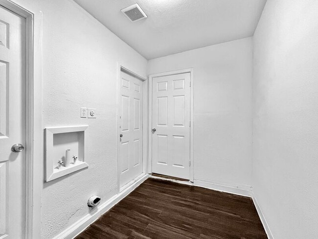 Building Photo - 6724 Maxine Dr