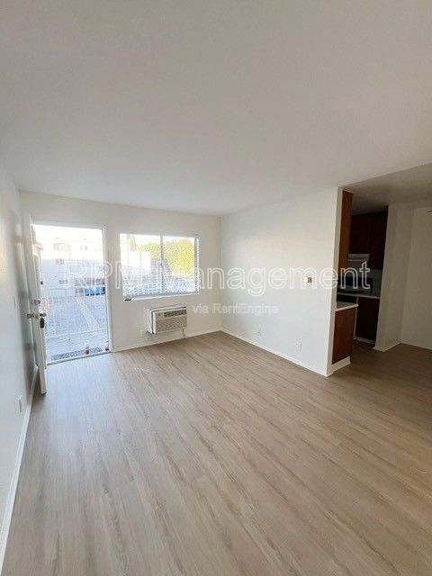 Foto del edificio - 6624 Sylmar Ave