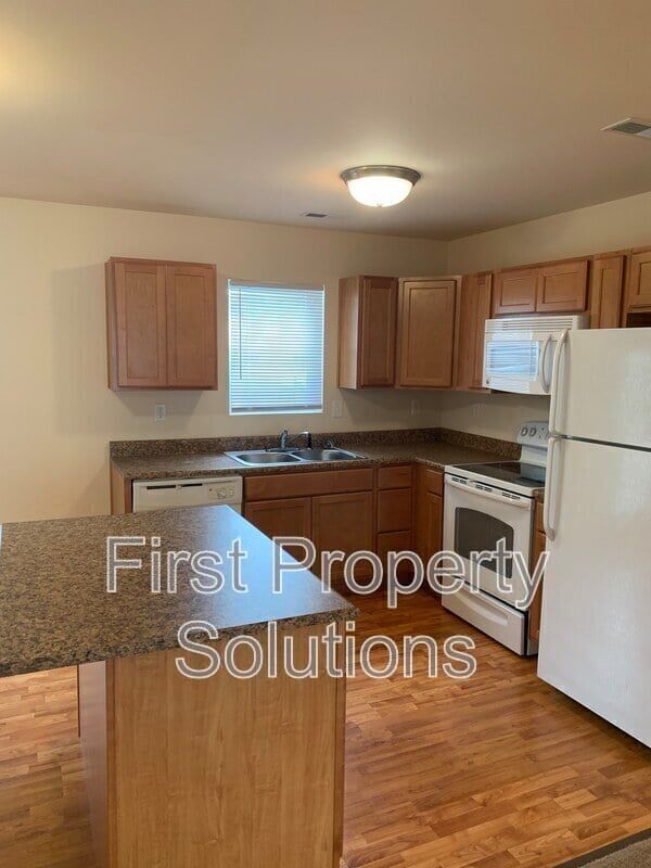 Building Photo - 210 Cardinal Wy