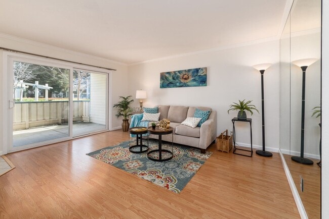 Building Photo - Excellent lower level Condo in Gated Warm ...