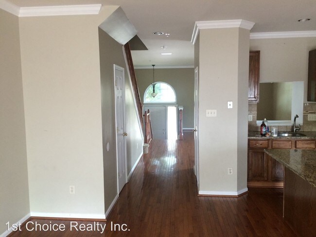 Building Photo - 4 br, 3.5 bath Apartment - 7213 Solar Walk
