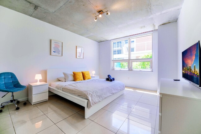 Building Photo - 3250 NE 1st Ave