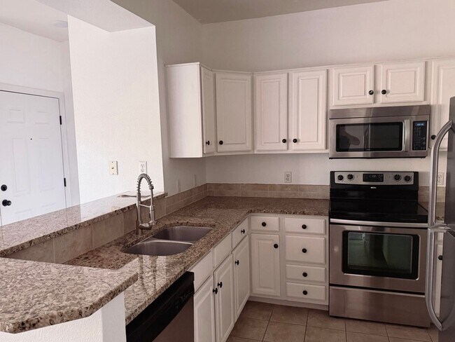 Building Photo - Top-Floor 2 Bed/2 Bath Condo in SE Fort Collins - Pool, Hot Tub & Fitness Center - $1,895/mo - Mo...