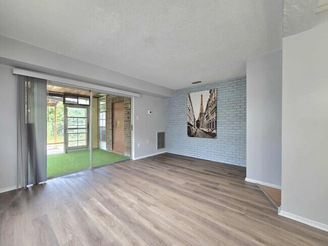 Foto del edificio - 2 bed / 1.5 bath Townhouse for RENT
