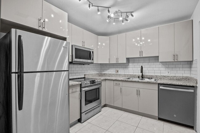 Building Photo - 1100 Manor Dr