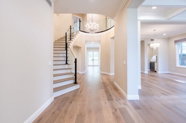 Building Photo - 6 Heather