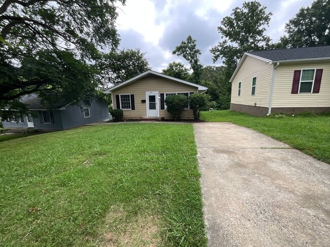 Building Photo - Charming Single Family Home - Convenient l...