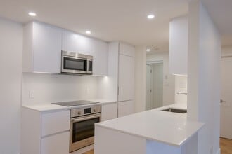 Building Photo - 1525 Av. Victoria