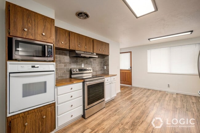 Building Photo - 759 Riverside Dr