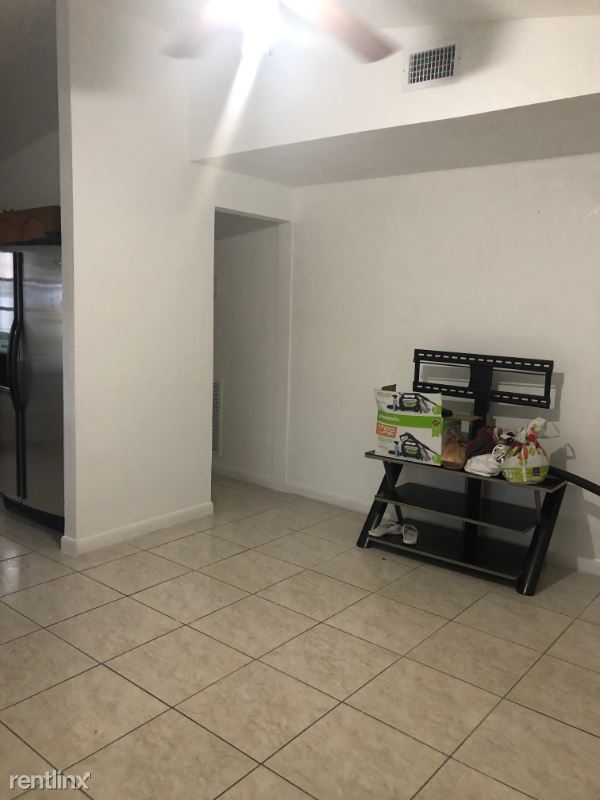 Foto del edificio - 1 br, 1 bath House - 830 SE 5th Pl