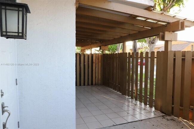 Foto del edificio - 6755 NW 169th St
