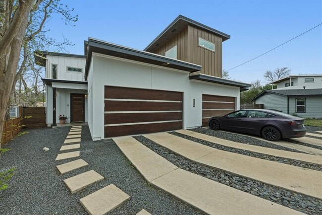 Building Photo - 1405 Camelot Cir