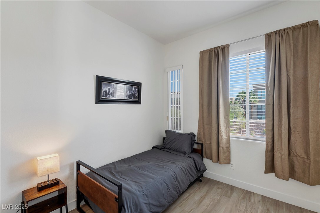 Foto principal - 9156 Sapphire Point Ave
