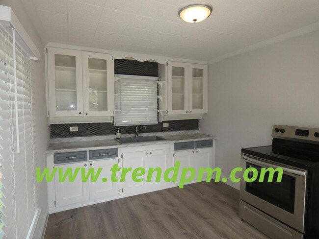 Building Photo - Charming 2 bedroom, 1 bath house on corner...