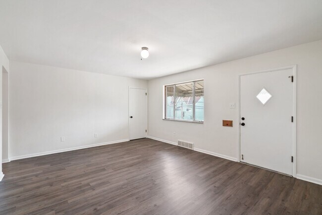 Foto del edificio - Charming 2 bedroom ranch in McKees Rocks a...
