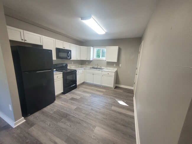Building Photo - Recently Renovated 2 Bedroom, 1 Bathroom Home with Garage