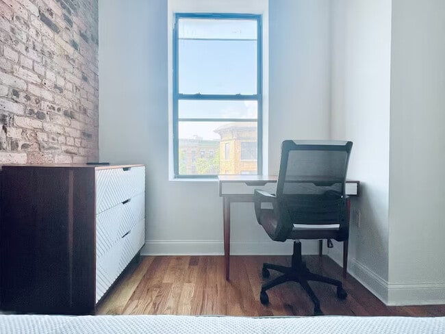 Foto del edificio - Central AC, washer/dryer, Exposed Brick Room #214