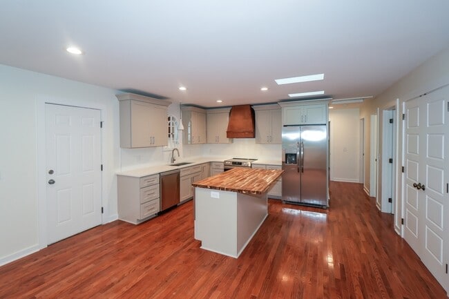 Building Photo - 440 S May St