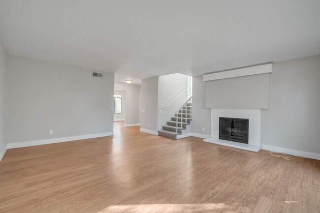 Foto del edificio - 701 Woodside Ln E